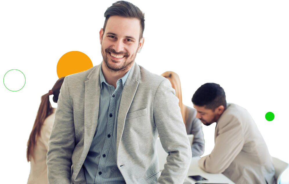 hombre sonriente con equipo e trabajo